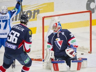 Denis Godla, Vladimír Mihálik (obaja Slovan) a tešiaci sa útočník Pavel Razvadovskij (Dinamo).
