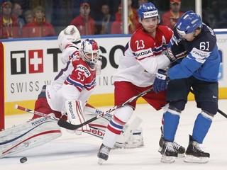 Fínsky hokejista Tommi Huhtala prekonáva Alexandra Saláka v semifinále MS v Minsku 24. mája 2014.