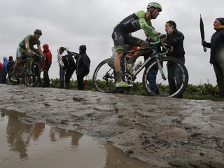 Peter Sagan (vľavo) počas jazdy na úseku z dlažobných kociek v 5. etape pretekov 101. Tour de France, ktorá viedla z belgického Ypresu do francúzskeho Arenbegu.