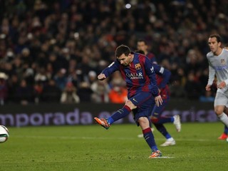 Lionel Messi kope loptu z pokutového kopu.