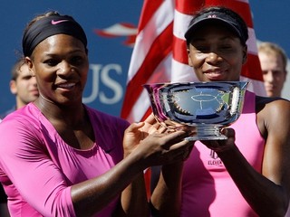 Serena a Venus Williamsové získali vo štvorhre trinásť titulov z turnajov veľkej štvorky. Ďalší triumf však nepridajú.