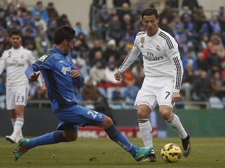 Cristiano Ronaldo (vpravo) sa rozhodol pomôcť klubu z rodného mesta.