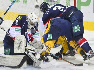 Na snímke vľavo brankár Slovanu Samuel Baroš, vpravo Martin Štajnoch (Slovan) a uprostred Vadim Chlopotov (Atlant).