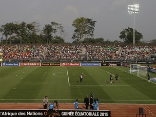 Na snímke hráči sa rozcvičujú pred zápasom B-skupiny Afrického pohára národov Zambia - Tunisko na štadióne Nuevo Estadio de Ebebiyín.