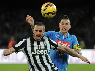 Ilustračná snímka. Vpravo kapitán Neapola Marek Hamšík a vľavo hráč Juventusu Leonardo Bonucci v zápase 18. kola Serie A 11. januára.