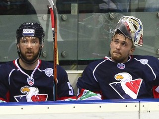 Brankár Jaroslav Janus (vpravo) skončil na striedačke už v siedmej minúte.