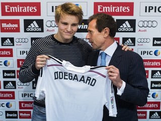 Martin Ödegaard pózuje s dresom nového zamestnávateľa. Vpravo zástupca Realu Madrid Emilio Butragueno.