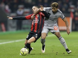 O loptu bojujú hráč Nice Valentin Eysseric (vľavo) a futbalista Marseille Mario Lemina (vpravo).