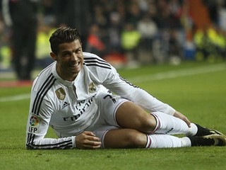 Ronaldo udrel do tváre súpera, ďalšieho kopol. Bol vylúčený