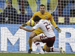Emiliano Moretti z Turína takto dáva Interu víťazný gól.
