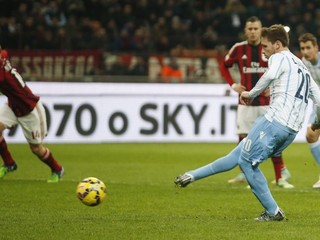 Lucas Biglia zahráva pokutový kop. Strelil z neho jediný gól zápasu.