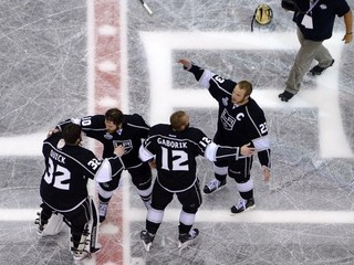 Hráči Los Angeles Kings, zľava brankár Jonathan Quick, center Mike Richards, pravé krídlo Marián Gborík a ľavé krídlo Dustin Brown sa tešia zo zisku Stanleyho pohára 13. júna 2014 v Los Angeles.