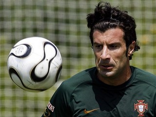 Luis Figo je futbalovou legendou. Ako jeden z mála hráčov hrával za oba najslávnejšie španielske kluby - FC Barcelona i Real Madrid.