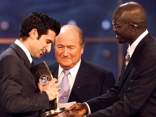 Luis Figo (vľavo) si na archívnej snímke cenu pre najlepšieho futbalistu roka 2001 od šéfa FIFA Josepha Blattera a bývalého libérijského útočníka Georgesa Weaha.