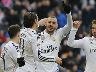 Karim Benzema v strede oslavuje gól.