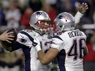 Brady (vľavo) bol najväčšou hviezdou zápasu.