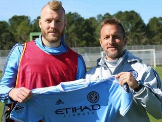 Adam Nemec (vľavo) a tréner New Yorku FC Jason Kreis.