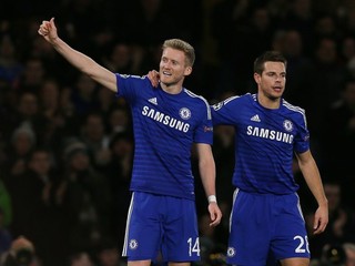 Andre Schürrle (vľavo) na snímke s už bývalým spoluhráčom z Chelsea Cesarom Azpilicuetom.