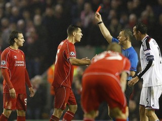 FIFA možno zruší trest odpískania pokutového kopu a zároveň udelenia červenej karty za faul v čistej šanci v šestnástke.