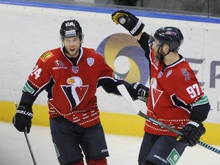 Rok Tičar (vľavo) s Tomášom Starostom (vpravo). V zápase proti Mytišči Slovinec znovu nastúpil v druhom útoku.