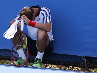 Martin Kližan v zápase 2. kola dvojhry proti Joaovi Sousovi na Australian Open v Melbourne 21. januára. Zápas proti Portugalčanovi skrečoval za stavu 6:4, 6:7 (4), 4:6, 0:1 vo štvrtom sete.