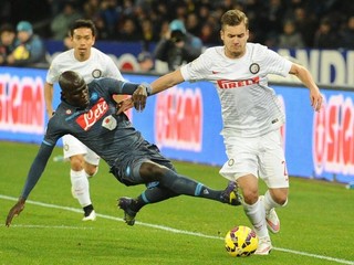 Neapolčan Kalidou Koulibaly (v tmavom drese) sa snaží vypichnúť loptu Milánčanovi Georgeovi Puscasovi.