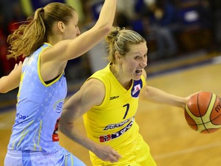 Kapitánka Good Angels Zuzana Žirková, vľavo vľavo Kateřina Elhotová (USK) v zápase A-skupiny Európskej ligy basketbalistiek Good Angels Košice - ZVVZ USK Praha.