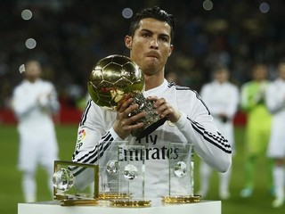 Ronaldo so Zlatou loptou pre najlepšieho futbalistu sveta.