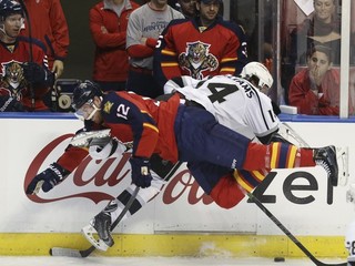 Jimmy Hayes (číslo 12) z tímu Florida Panthers a Justin Williams z Los Angeles Kings v zrážke.