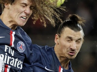 Futbalisti Paríža St. Germain David Luis (vľavo) a Zlatan Ibrahimovič.