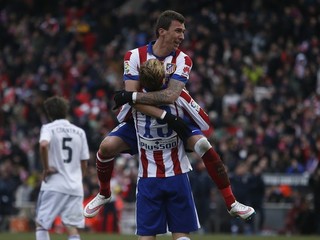 Mario Mandžukič oslavuje svoj gól spolu s Fernandom Torresom.