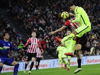 Luis Suarez sa snaží hlavou prekonať brankára súpera Gorku Iraizoza.