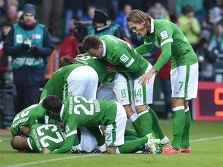 Futbalisti Werderu Brémy sa tešia z gólu do siete Bayeru Leverkusen.