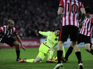 Messi a protihráči.