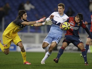 Útočník Lazia Miroslav Klose (uprostred) v súboji s Facundom Sebastianom Roncagliom (vpravo) a brankárom Mattiom Perinom.