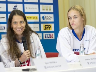 Na snímke vľavo trénerka tímu Janette Husárová a hráčka Karolína Schmiedlová.