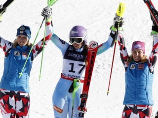 Na snímke zľava strieborná Rakúšanka Nicole Hospová, zlatá Slovinka Tina Mazeová a bronzová Rakúšanka Michaela Kirchgasserová oslavujú po skončení alpskej kombinácie žien.
