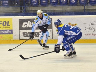 Slovenský tím na univerziáde reprezentuje aj hráč HK Nitra Edmund Piačka (vľavo).