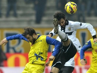 Mattia Cassani (vpravo) z Parmy a Perparim Hetemaj z Chieva v súboji o loptu v 22. kole Serie A 11. februára 2015 v Parme.