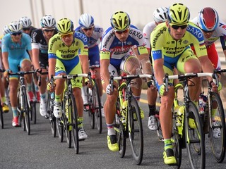 Peter Sagan (uprostred) štartuje na prvých pretekoch v drese tímu Tinkoff–Saxo.VKatare vybojoval dve štvrté a jedno druhé miesto.