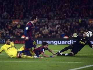 Lionel Messi a Luis Suarez z FCB a brankár Villarrealu Sergio Asenjo.