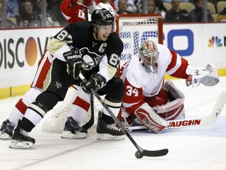 Sidney Crosby (s pukom na hokejke) zaznamenal v 600 zápasoch NHL 825 bodov.