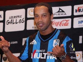 Takto pózoval Ronaldinho vlani v septembri v drese nového klubu Querétaro. V júni by sa mal sťahovať do Angoly.