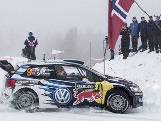 Nórska posádka tímu Volkswagen Andreas Mikkelsen, Ola Floene na aute VW Polo WRC na trati piatej rýchlostnej skúšky Rely Švédsko, druhého podujatia šampionátu WRC v Karlstade 13. februára 2015.