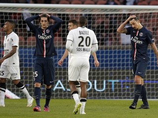 V tmavom hráči PSG Zlatan Ibrahimovič (vpravo) a Adrien Rabiot po zápase.