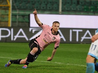 Hráč Palerma Luca Rigoni oslavuje gól.
