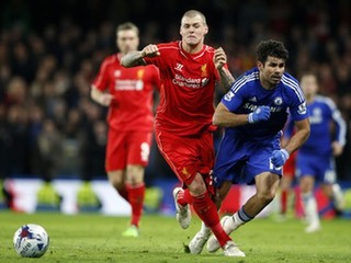 Škrtel v súboji s Costom.