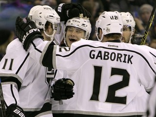 Útočník Kings Dustin Brown (druhý zľava) sa teší so spoluhráčmi - medzi nimi Marián Gáborík.