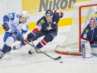 Na snímke sprava brankár Denis Godla, Lukáš Kozák.