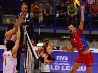 Milan Bencz smečuje v zápase Svetovej ligy proti Číne.